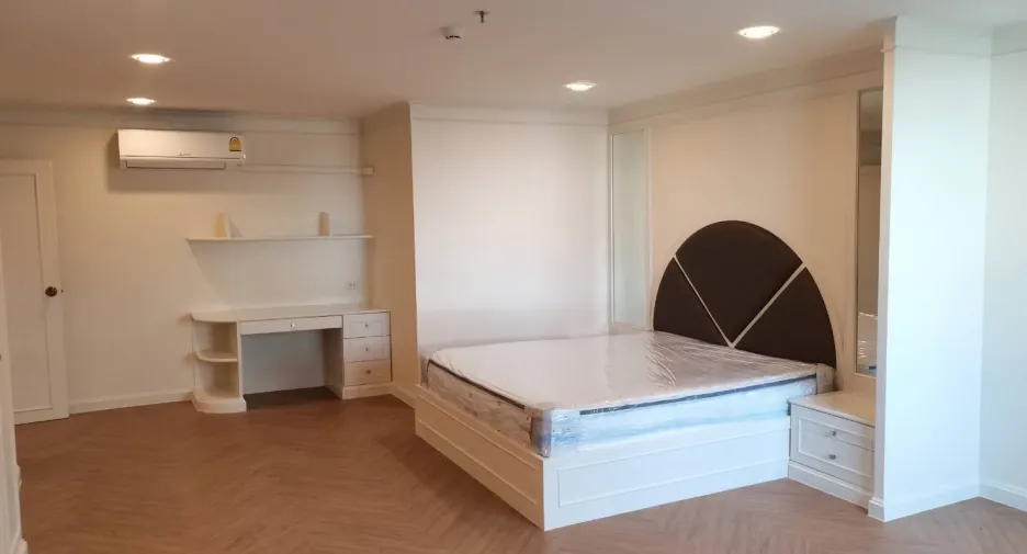For rent 3 bedrooms condo in Khlong Toei, Bangkok