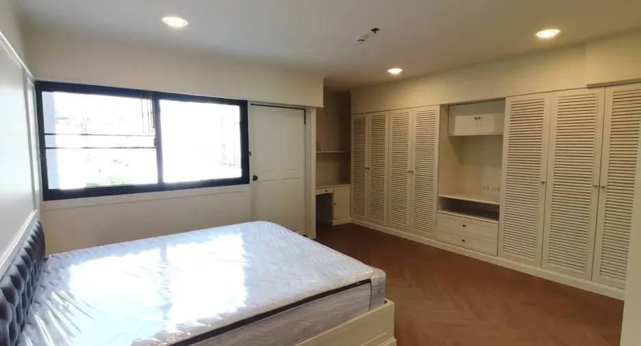 For rent 3 bedrooms condo in Khlong Toei, Bangkok