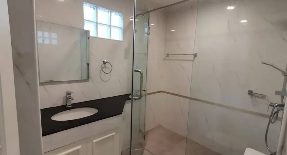 For rent 3 bedrooms condo in Khlong Toei, Bangkok