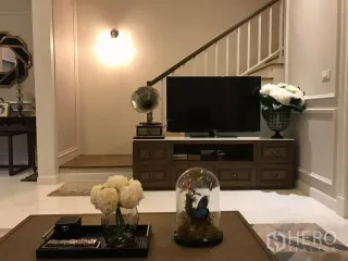 出租 和 出售 4 卧室 联排别墅 在 Watthana, 曼谷