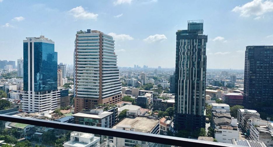 À louer et à vendre 3 chambres condo à Khlong Toei, Bangkok