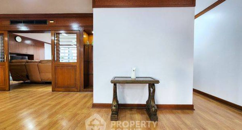 For sale 3 bedrooms condo in Khlong Toei, Bangkok