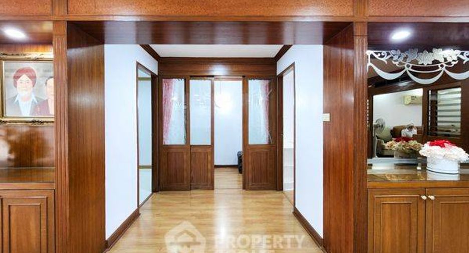 For sale 3 bedrooms condo in Khlong Toei, Bangkok
