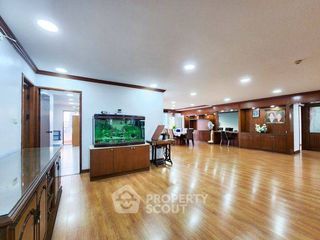 For sale 3 bedrooms condo in Khlong Toei, Bangkok