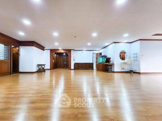 For sale 3 bedrooms condo in Khlong Toei, Bangkok