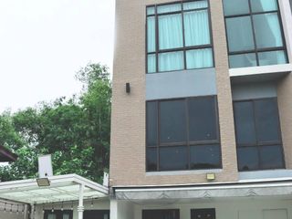 À vendre 4 chambres maison de ville à Suan Luang, Bangkok