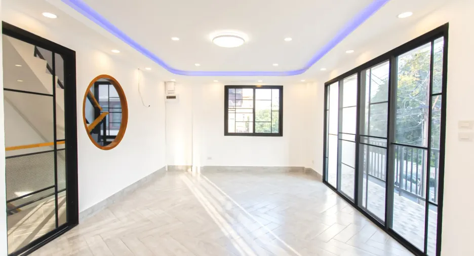 Casa adosada en venta de 7 habitaciones en Huai Khwang, Bangkok