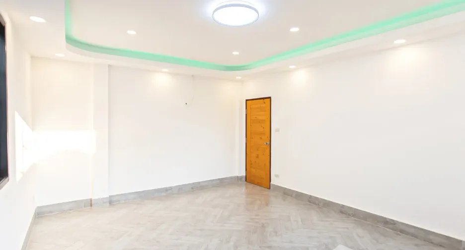 Casa adosada en venta de 7 habitaciones en Huai Khwang, Bangkok