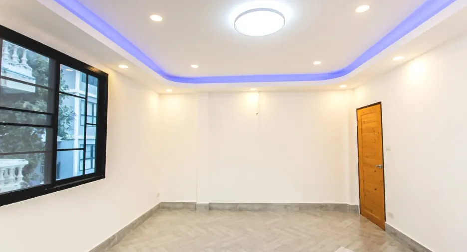 Casa adosada en venta de 7 habitaciones en Huai Khwang, Bangkok
