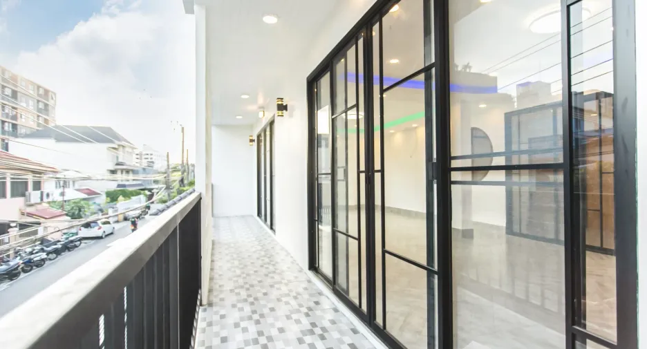 Casa adosada en venta de 7 habitaciones en Huai Khwang, Bangkok