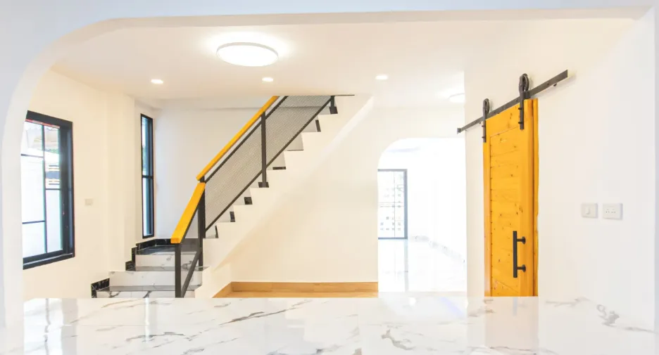 Casa adosada en venta de 7 habitaciones en Huai Khwang, Bangkok