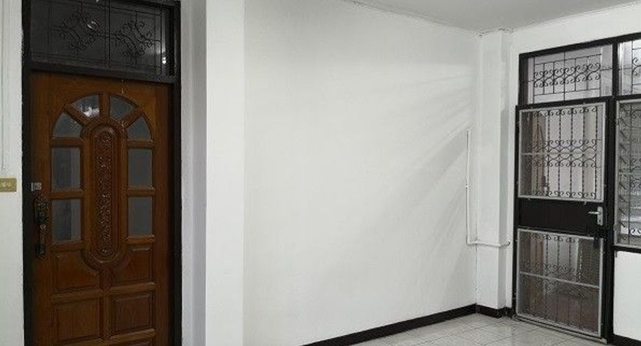 Аренда 3 спальни дом в Дин Даенг, Бангкок
