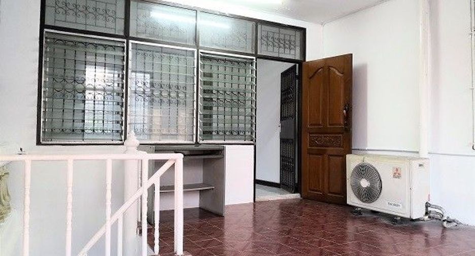 Аренда 3 спальни дом в Дин Даенг, Бангкок