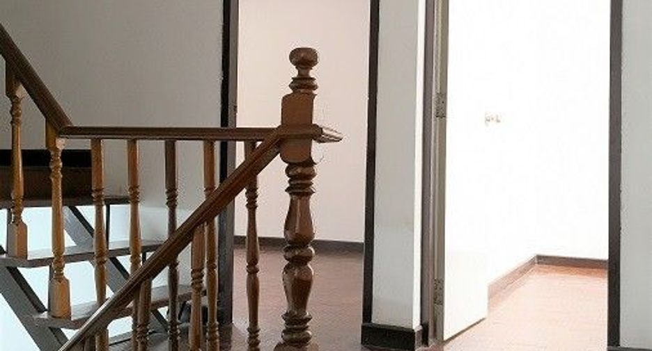 Аренда 3 спальни дом в Дин Даенг, Бангкок