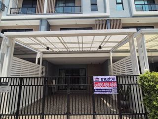 Casa adosada en venta de 5 habitaciones en Bang Phli, Samut Prakan