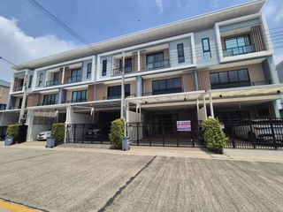 Casa adosada en venta de 5 habitaciones en Bang Phli, Samut Prakan