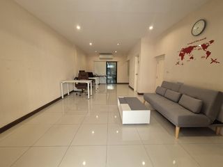 Casa adosada en venta de 5 habitaciones en Bang Phli, Samut Prakan