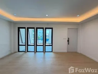 Casa en venta de 4 habitaciones en Phra Khanong, Bangkok
