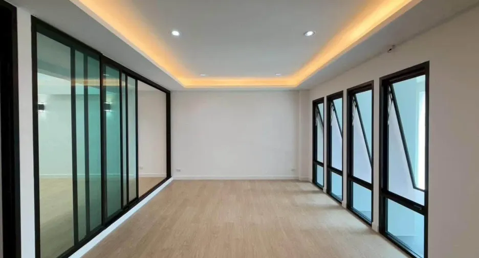 Casa en venta de 4 habitaciones en Phra Khanong, Bangkok