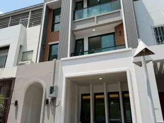 Casa en venta de 4 habitaciones en Phra Khanong, Bangkok