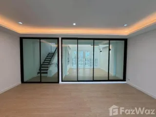 Casa en venta de 4 habitaciones en Phra Khanong, Bangkok