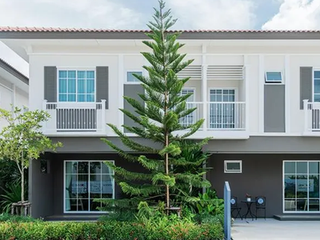 Casa adosada en venta de 4 habitaciones en Bang Lamung, Chonburi