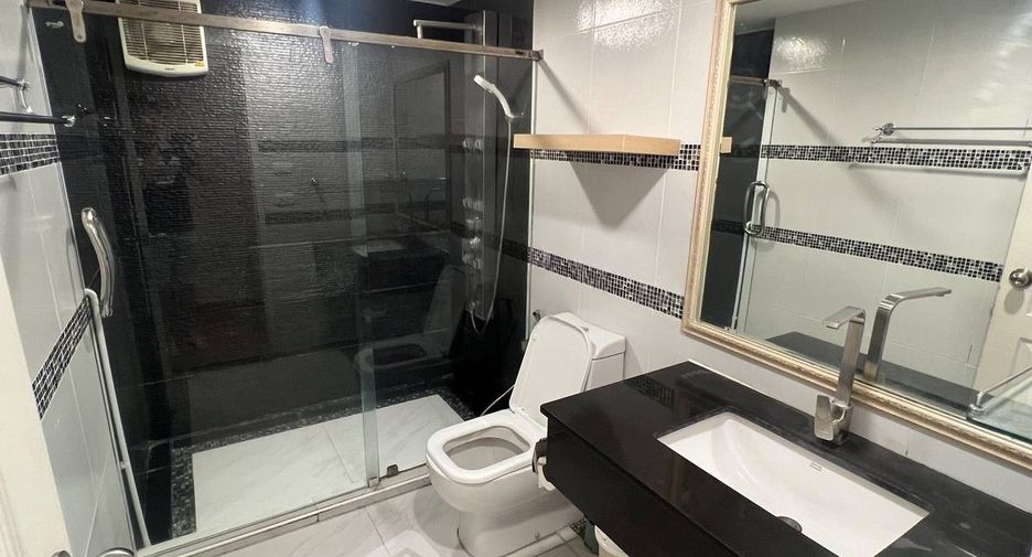 For sale 2 bedrooms condo in Huai Khwang, Bangkok