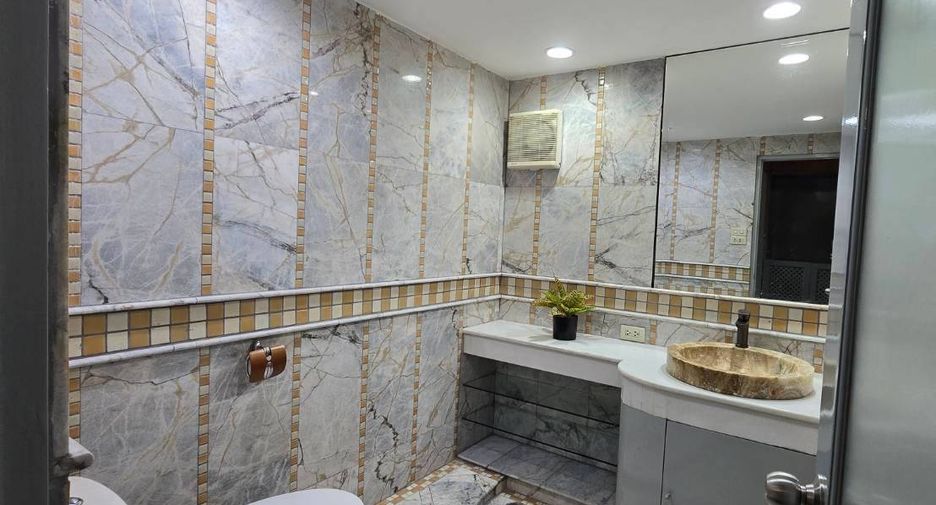 For rent and for sale 2 bedrooms condo in Pathum Wan, Bangkok
