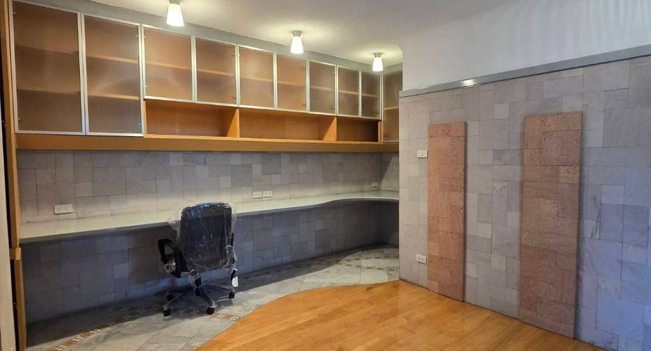 For rent and for sale 2 bedrooms condo in Pathum Wan, Bangkok