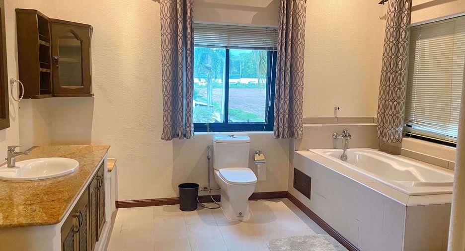 À louer 4 chambres maison à Bang Lamung, Chonburi