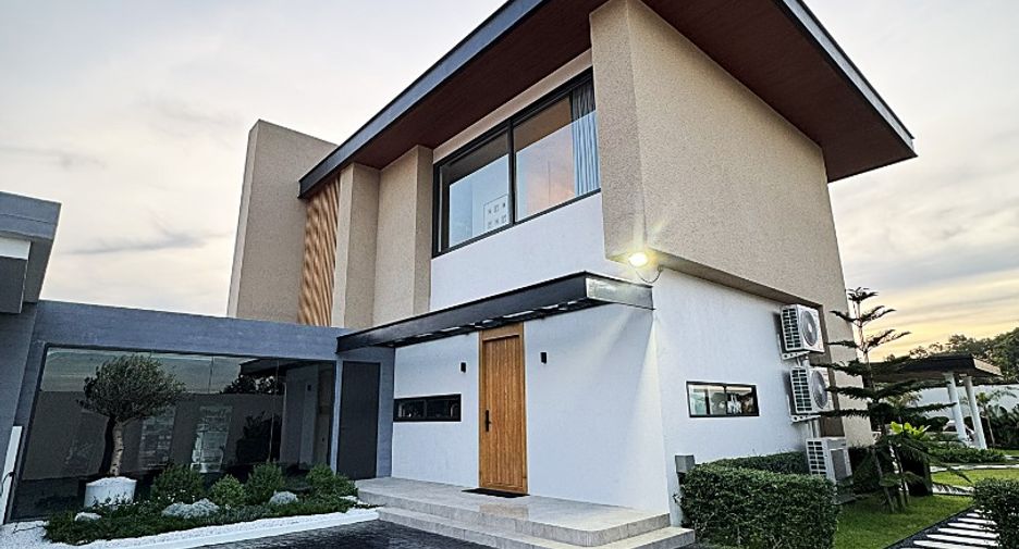 Casa en venta de 4 habitaciones en Bang Lamung, Chonburi