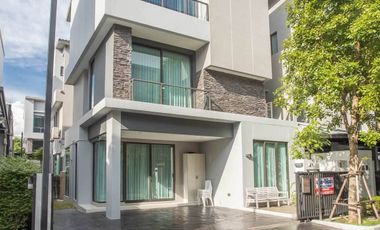 Casa en alquiler de 4 habitaciones en Lat Phrao, Bangkok