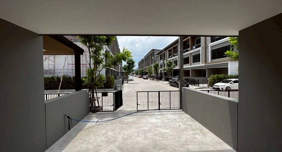For rent 4 ベッドルーム townhouse in Bang Khen, Bangkok