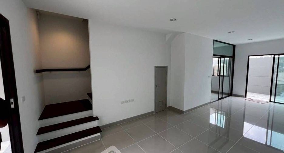 For rent 4 ベッドルーム townhouse in Bang Khen, Bangkok