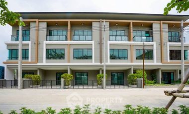 For rent 4 ベッドルーム townhouse in Bang Khen, Bangkok