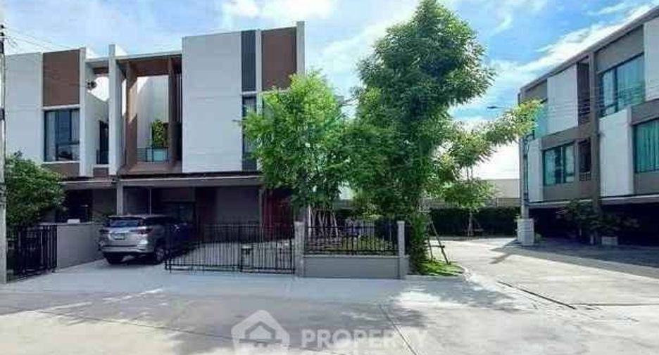 Casa adosada en alquiler de 4 habitaciones en Bang Kapi, Bangkok