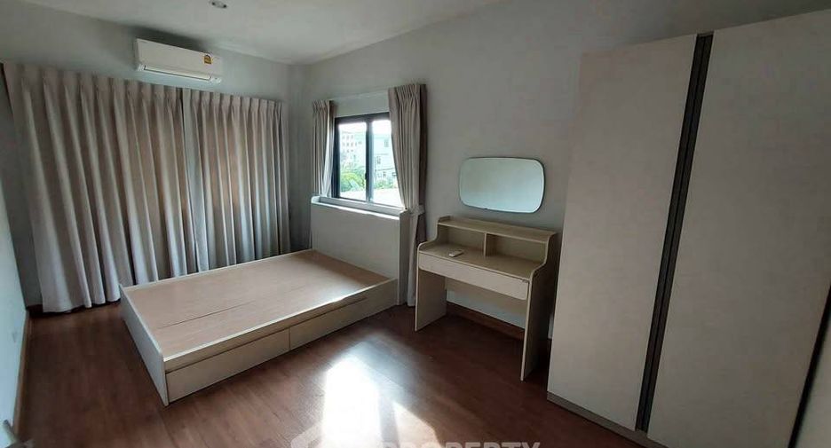 Casa adosada en alquiler de 4 habitaciones en Bang Kapi, Bangkok