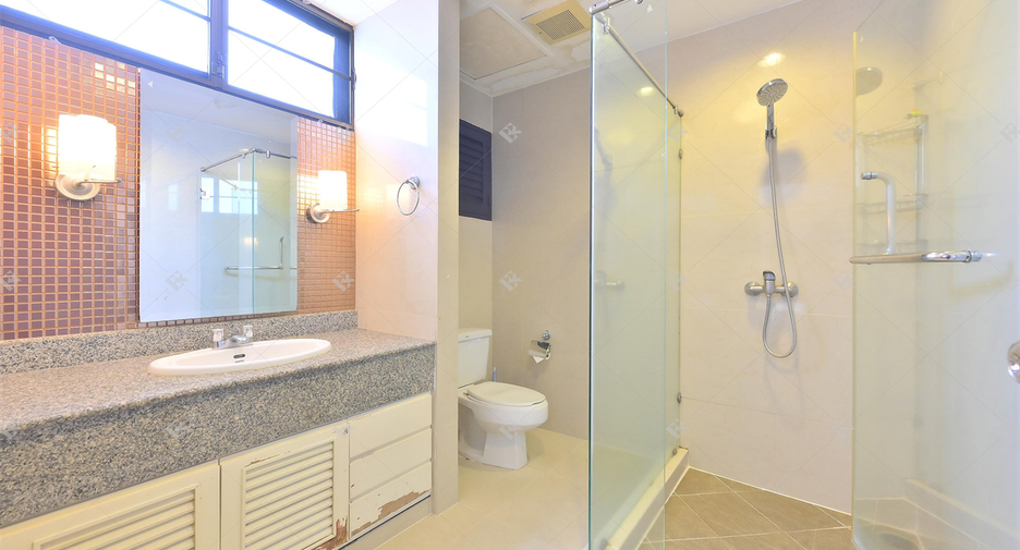 For sale 2 bedrooms condo in Khlong Toei, Bangkok