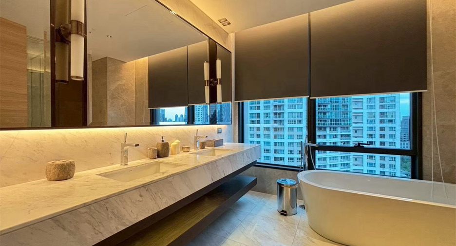 For rent 2 bedrooms condo in Pathum Wan, Bangkok