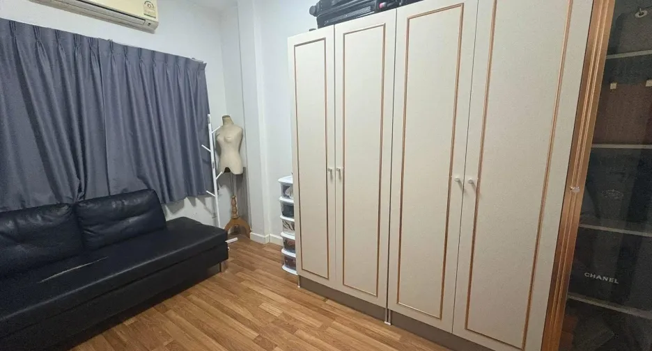 Casa adosada en venta y en alquiler de 3 habitaciones en Saphan Sung, Bangkok