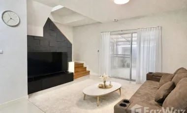 Casa adosada en venta y en alquiler de 3 habitaciones en Saphan Sung, Bangkok