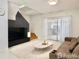 Casa adosada en venta y en alquiler de 3 habitaciones en Saphan Sung, Bangkok
