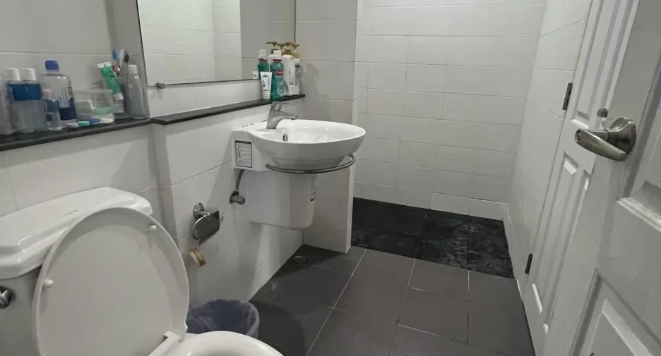 Casa adosada en venta y en alquiler de 3 habitaciones en Saphan Sung, Bangkok
