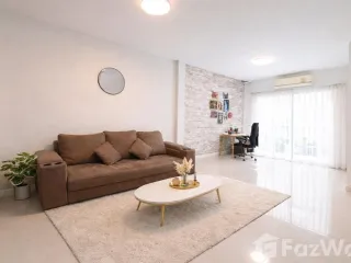 Casa adosada en venta y en alquiler de 3 habitaciones en Saphan Sung, Bangkok