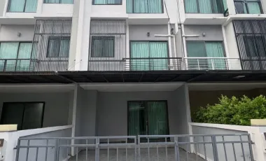 Casa adosada en alquiler de 3 habitaciones en Saphan Sung, Bangkok