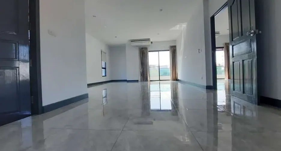 For rent 6 bedrooms office in Huai Khwang, Bangkok