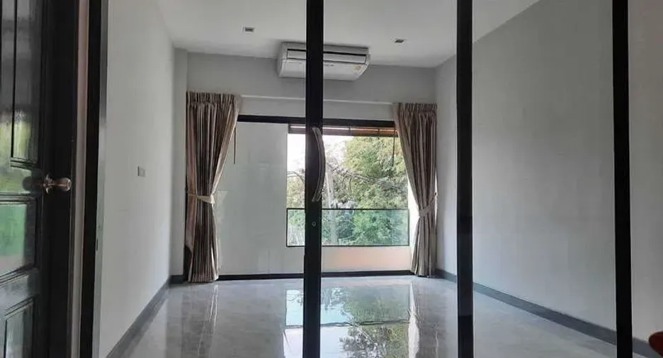 For rent 6 bedrooms office in Huai Khwang, Bangkok