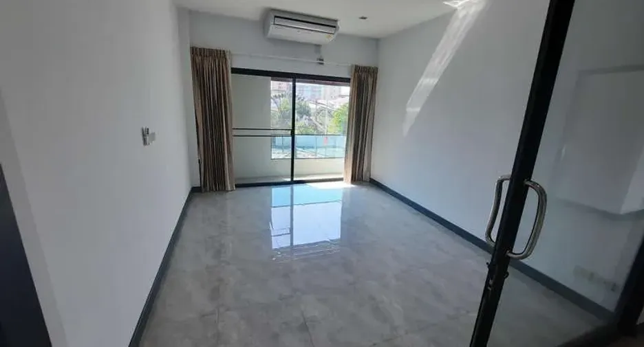 For rent 6 bedrooms office in Huai Khwang, Bangkok