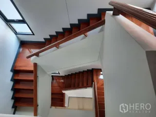 Аренда 6 спальни офис в Хуаи Кхщанг, Бангкок