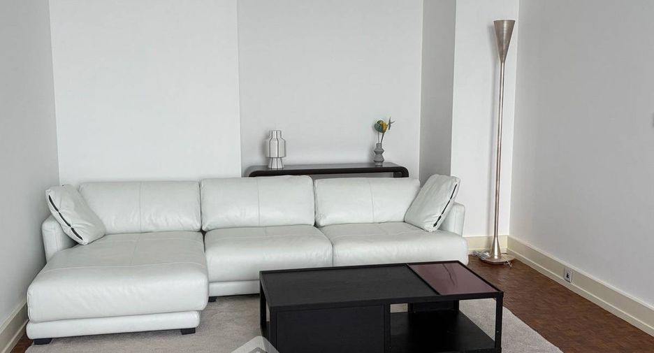 For rent 3 bedrooms condo in Sathon, Bangkok